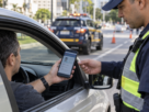 Motorista apresenta a CNH Digital pelo celular durante uma fiscalização de trânsito